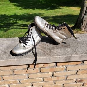 DMs Leyton silver/metallic bootie US8/UK6
